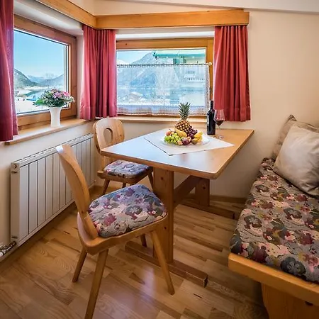 Appartementhaus Alpenrose 佩尔蒂绍